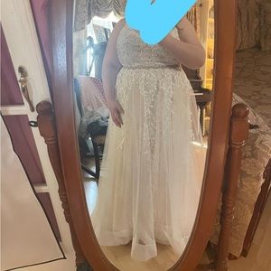 Wedding dress size 18 with a corset back had sleeves put on it gorgeous dress